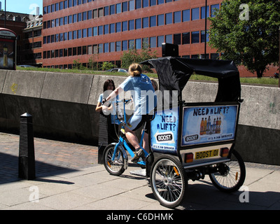 Un homme monté sur roues trois pousse-pousse style comme une aide la publicité promotionnelle Sheffield South Yorkshire Angleterre Banque D'Images