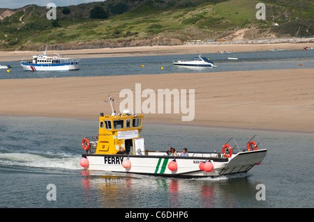 Les vacanciers sur le traversier voyageant du Rock à Padstow à Cornwall, en Angleterre. Banque D'Images