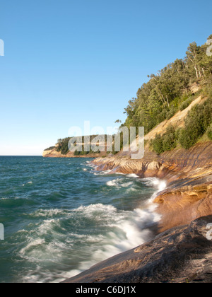 Les vagues sur la côte de grès de Pictured Rocks National Lakeshore et de créer de beaux dessins dans les rochers. Banque D'Images