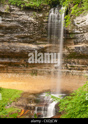 Munising cascades dans la Péninsule Supérieure du Michigan près de Munising Michigan cascade sur falaises calcaires. Banque D'Images