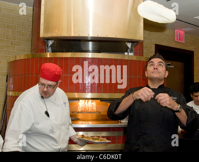 Le célèbre chef Todd English journée d'ouverture de la 'Plaza Food Hall par Todd English' à l'intérieur de la Plaza Hotel New York City, USA - Banque D'Images