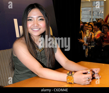 Charice Pempengco Charice aka fait la promotion de son premier album 'Charice' au Eaton Centre Indigo librairie avec un ventilateur et d'accueil Banque D'Images