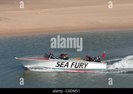 Les vacanciers appréciant un voyage en bateau à partir du port de Padstow Cornwall, sur le bateau nommé Sea Fury. Banque D'Images