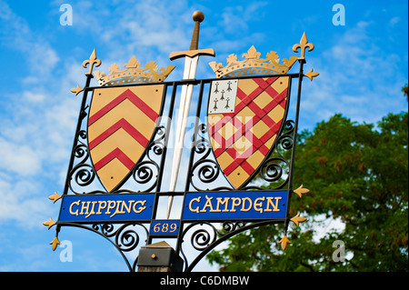 Une ville médiévale traditionnelle anglais signe héraldique avec boucliers et une épée tourné en Angleterre Chipping Camden Banque D'Images