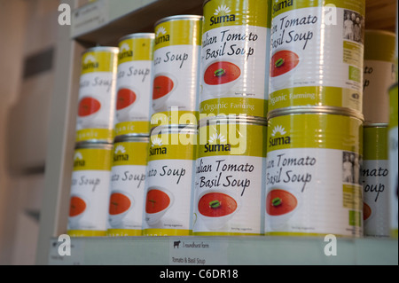 Rangée de boîtes de soupe bio tomate et basilic marque de Suma Banque D'Images