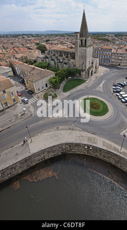 Sainte Marthe Église fondée au 10ème siècle avec des éléments de style roman et gothique Château Chateau de Tarascon Provence France Banque D'Images