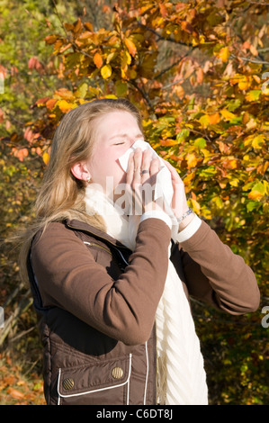 Femme avec un froid en automne Banque D'Images