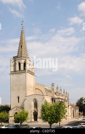 Sainte Marthe Église fondée au 10ème siècle avec des éléments romans et gothiques et spire à Tarascon Provence France Banque D'Images