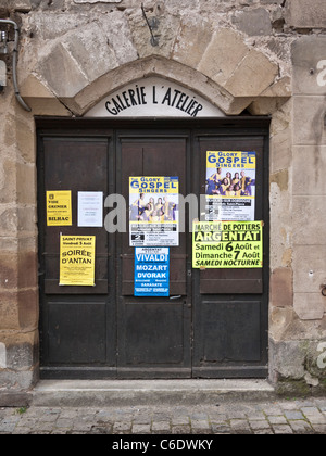 Vieille porte française avec des affiches sur Banque D'Images