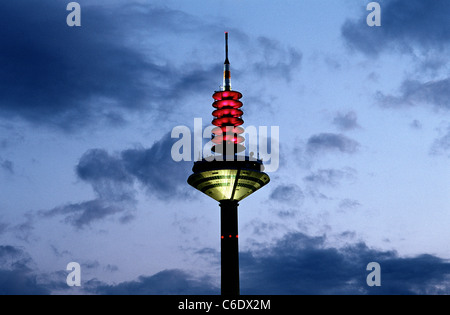 Europaturm à Frankfurt am Main, illuminée de couleurs de l'entreprise Deutsche Telekom dans la nuit. Banque D'Images