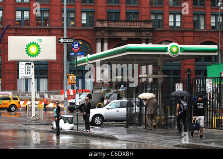 Les New-yorkais en colère manifestent leur colère sur le golfe du Mexique marée noire - par daubing BP signe avec de la peinture marron. Escadrons de crack Banque D'Images