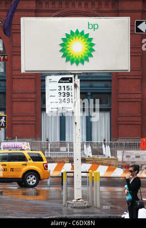 Les New-yorkais en colère manifestent leur colère sur le golfe du Mexique marée noire - par daubing BP signe avec de la peinture marron. Escadrons de crack Banque D'Images