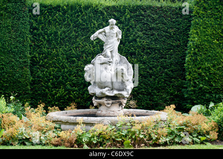 Le jardin orné d'une fontaine dans le parc de Renishaw Hall, maison de la famille Sitwell, près de Sheffield, England, UK Banque D'Images