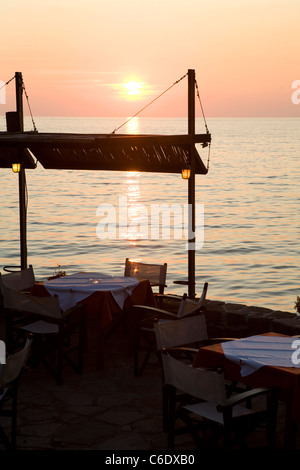 Coucher du soleil vu de la mer, une taverne à Molivos, Grèce Banque D'Images