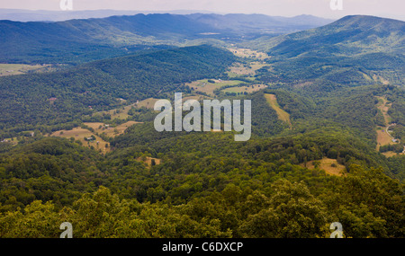 APPALACHIAN TRAIL, VIRGINIA, USA - View from McAfee Knob on Catawba Mountain, near city of Roanoke. Banque D'Images