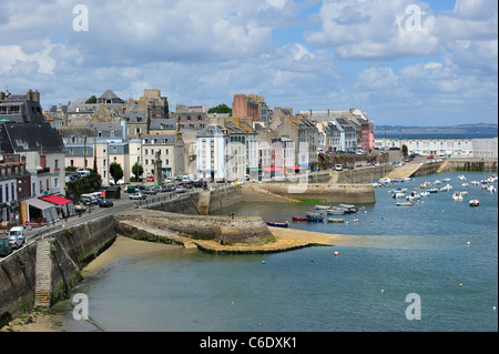 Voiliers dans le port de Douarnenez, Finistère, Bretagne, France Banque D'Images