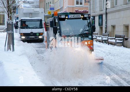 Effacement d'un chasse-neige basse route après l'hiver, Daisy services, Iéna, Thuringe, Allemagne, Europe Banque D'Images