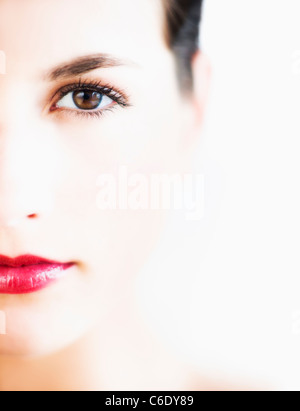 Studio portrait of young woman with red lips Banque D'Images