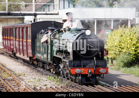 Train à vapeur de Romney Hythe & Dymchurch Railway Station Dymchurch laissant Banque D'Images