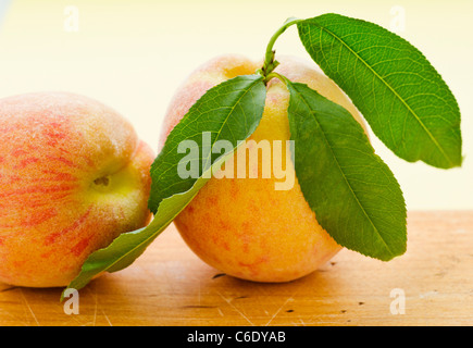 Deux pêches sur la table Banque D'Images