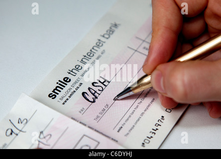 Écrire un chèque, Londres Banque D'Images