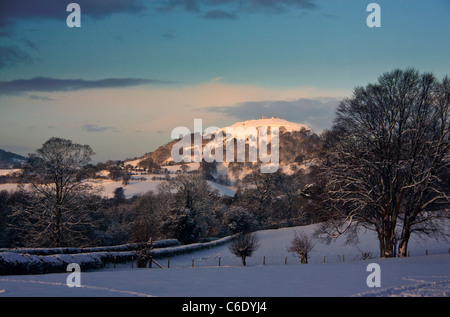 Castell Dinas Bran Castle ruine sur une colline près de Llangollen dans la neige / hiver au lever du soleil Denbighshire North East Wales UK Banque D'Images