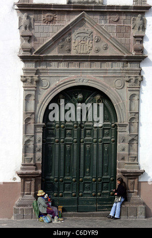 Les femme assise à l'extérieur entrée de l'église dans la Plaza de San Francisco. Banque D'Images
