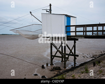 Fishermens hut avec filets de carrelets, suspendu, sur l'estuaire de la Gironde en France Banque D'Images