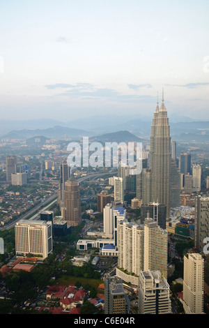 Les Tours Petronas, vue depuis la tour de télévision de la Menara, le quatrième plus important tour de télécommunications dans le monde, Kuala Lumpur, Malaisie