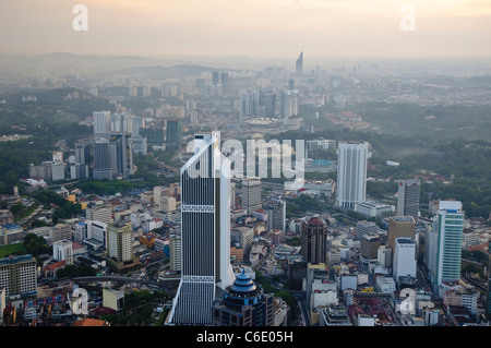 Vue depuis la tour de télévision de la Menara, la quatrième plus grande tour de télécommunications dans le monde, Kuala Lumpur, Malaisie, en Asie du sud-est Banque D'Images