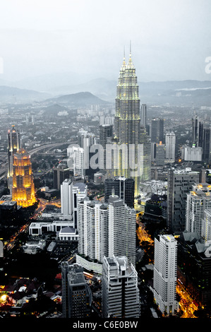 Les Tours Petronas, vue depuis la tour de télévision de la Menara, le quatrième plus important tour de télécommunications dans le monde, Kuala Lumpur, Malaisie
