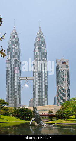 Les Tours Petronas et le centre commercial Suria KLCC, vu depuis le parc KLCC, Kuala Lumpur, Malaisie, Asie du Sud, Asie Banque D'Images