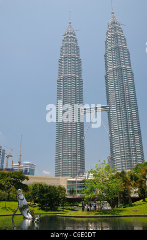 Les Tours Petronas et le centre commercial Suria KLCC, vu depuis le parc KLCC, Kuala Lumpur, Malaisie, Asie du Sud, Asie Banque D'Images