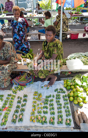 Scène de marché dans la ville de Rabaul avec Dame arec ou vidéo à la demande au paiement à la vente d'écrous. East New Britain, Papouasie Nouvelle Guinée Banque D'Images