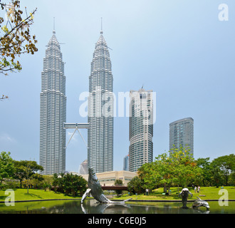 Les Tours Petronas et le centre commercial Suria KLCC, vu depuis le parc KLCC, Kuala Lumpur, Malaisie, Asie du Sud, Asie Banque D'Images