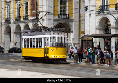 Tramway. Praca do Comercio,( Commerce Square ), quartier de Baixa, le centre de Lisbonne, Portugal Banque D'Images