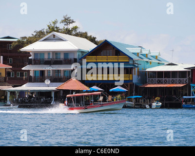 Hôtels bord de mer avec voile à Bocas del Toro, PANAMA, Amérique Centrale Banque D'Images