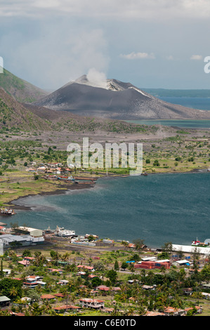 L'île de la ville de Rabaul et le Volcan Tavurvur Active, East New Britain Banque D'Images