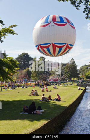 Nouveau Ballon d'observation d'hélium Bournemouth Eye sur belle journée ensoleillée avec des personnes dans des jardins de détente à côté de l'eau vive Banque D'Images