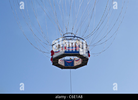 Hélium Ballon panier gondole ballon d'observation - pas visible, juste des gens suspendus par de nombreux fils et une courroie d'acier Banque D'Images