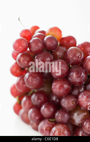 Les raisins rouges frais sur fond blanc Banque D'Images