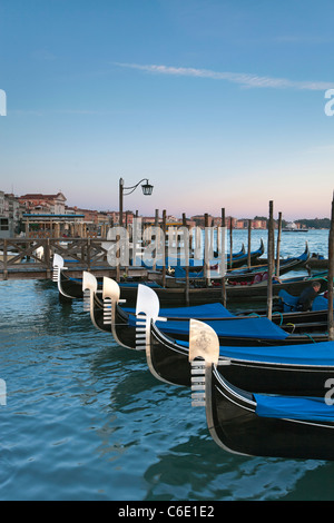 Quai de la Place St Marc, les gondoles à Venise, Italie, Europe Banque D'Images