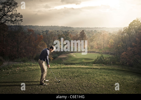 Young man playing golf Banque D'Images