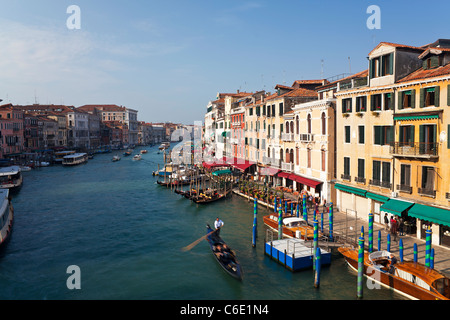 Vue du Grand Canal depuis le pont du Rialto, District de San Marco, Venice, Veneto, Italie Banque D'Images