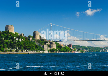 La Turquie, Istanbul, Forteresse de l'Europe avec pont Fatih Sultan Mehmet sur Bosphore Banque D'Images