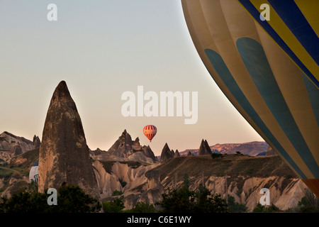 Tôt le matin, décollage de montgolfières excursion à Goereme, Cappadoce, Anatolie centrale, Turquie, Asie Banque D'Images