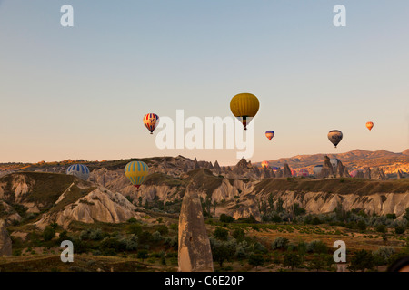 Tôt le matin, décollage de montgolfières excursion à Goereme, Cappadoce, Anatolie centrale, Turquie, Asie Banque D'Images