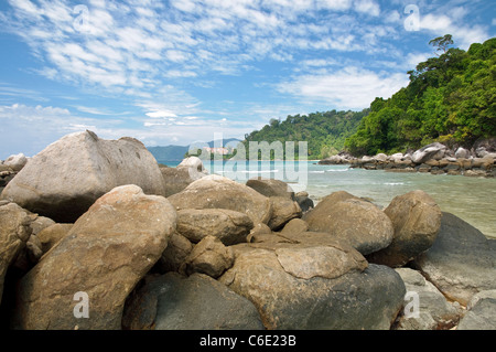 Rochers sur la plage de Paya, Berjaya Tioman Island Resort à l'arrière, Pulau Tioman, Malaisie, Asie du Sud, Asie Banque D'Images