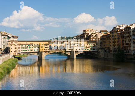 Le Ponte Vecchio, pont médiéval enjambant l'Arno à Florence Italie Banque D'Images