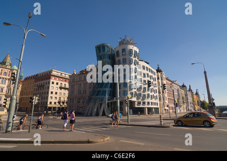 Maison qui danse le long de Riverside Prague République Tchèque Europe Banque D'Images